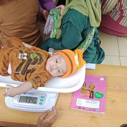 Pemberian Imunisasi Polio di Posyandu Balita Bulan Juli 2024